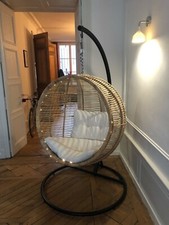 Fauteuil rond suspendu en rotin + base en acier noire AM. PM