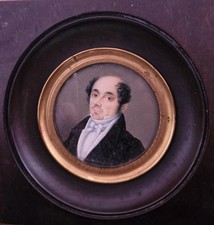 MINIATURE du XIXeme. Portrait d'homme à redingotte et noeud papillon