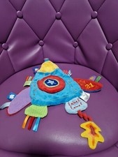 Doudou plat fusée bleu rouge jaune vert étiquettes Label Label