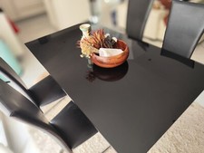 table en verre noire avec 4