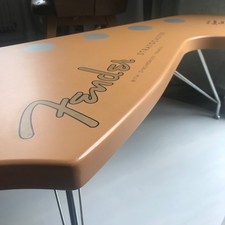 Table  basse (en bois et acier) en forme de tête de guitare Fender Stratocaster