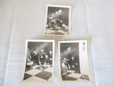 LOT DE 3 PHOTOS ENFANTS ET PARENTS COLLECTION JOUETS ANCIENS PETITES VOITURES 