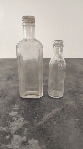 Ancienne petite bouteille de - 2,