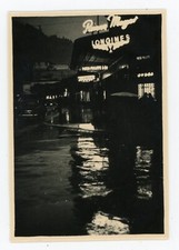 PHOTO, scène de nuit néon enseigne lumineuse eau reflet voiture passant