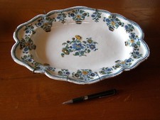 PLAT MOUSTIERS XVIII BORD CHANTOURNE A DECOR DE FLEURS DE POMME DE TERRE