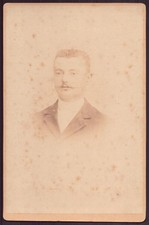 Photo cabinet " Jeune homme à