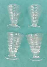 4 anciens petits verres pied