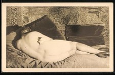 Photo-AK - Acte Femme Nue Allongée Dans Le Lit Montrant Son Dos Et Ses Fesses