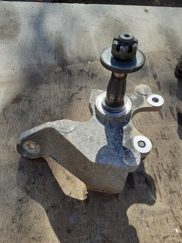 Fusee axe roue avant - roue, gauche