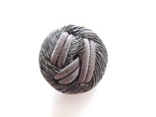 Beau bouton en résine grise et tissus Haute couture. mode collection