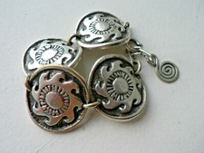 Bracelet estampillé création M Buffet années 70 soleil argenté