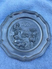 assiette en étain 97 % gravées de 22 cm - Décor Bergère gardant se moutons