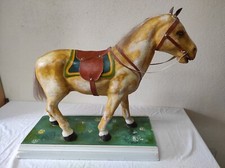 Ancien Cheval en Carton Bouilli 60 cm de long sur socle en plâtre