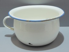 - ANCIEN PETIT POT de CHAMBRE Tôle émaillée BLANC Bord bleu avec éclats déco  D
