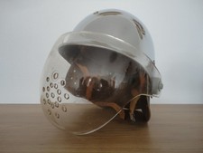 Casque chromé de pompier de l’Ex. Allemagne de l'Est avec sa visière type bulle