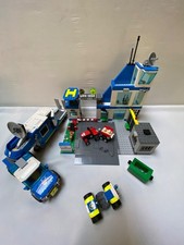 Lot LEGO CITY Police commissariat 60316 + Camion commandement mobile 60315