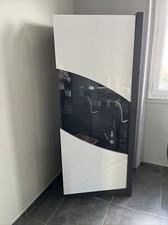 vitrine en bois laqué noire et blanche avec 3 étagères