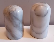 Salière et poivrière façon marbre - hauteur 8 cm - objets lourds
