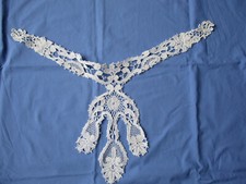 Col guimpe en dentelle fuseaux