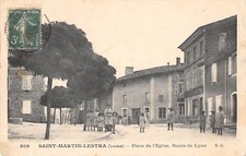 CPA 42 SAINT MARTIN LESTRA PLACE DE L'EGLISE ROUTE DE LYON