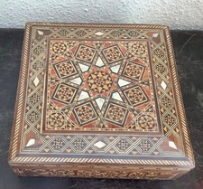 Belle et grande boite en marqueterie et nacre