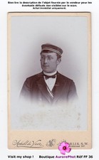 HOMME AVEC ÉCHARPE TRICOLORE & CASQUETTE, CDV à BERLIN, 1899 -FF36