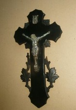 Beau crucifix en bois sculpté