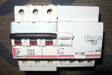 DISJONCTEUR DIFFERENTIEL TRIPHASE 32A 30mA, TYPE AC COURBE C, 32AMPERES LEGRAND