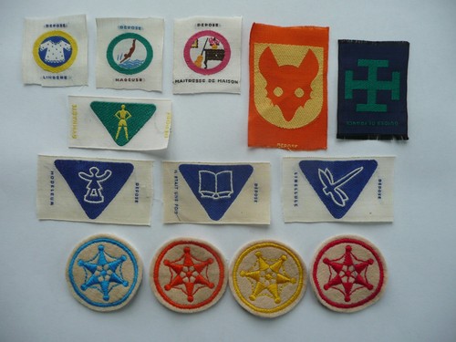 Lot insignes de - 13,