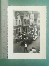 C700 Photo circa 1940 lot 2 photos personnages automobiles scènes de défilé