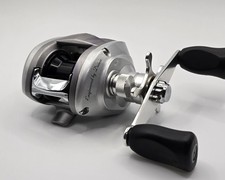 Moulinet Daiwa Liberto Pixy Silver Baitcast main droite du Japon