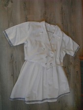 ENSEMBLE JUPE COURTE PLISSEE ET VESTE BLANCHE  LISERET BLEU  STYLE YACHT VINTAGE