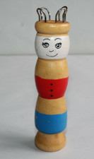 Tricotin vintage en bois, bleu blanc rouge Hauteur 11.5 cm