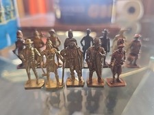 LOT 13 Figurines JOUETS KINDER METAL Gladiateur Indien Cowboy soldat pirate ....