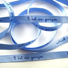 RUBAN - C'EST UN GARCON - TEXTE IMPRIME MARINE S/RUBAN SATIN BLEU CIEL 5m x 8mm