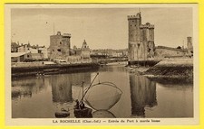 cpa pas courante LA ROCHELLE Entrée du PORT à Marée Basse Pêcheur au Carrelet