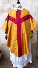 Chasuble Prêtre Vêtement Liturgique Religion Catholique Jaune Rouge Noir