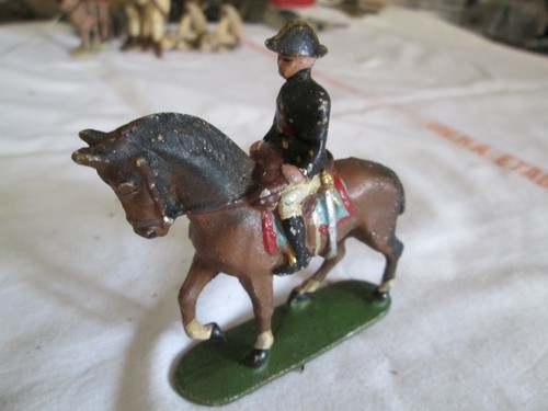 Quiralu general bicorne - , a