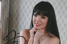 signed hitomi tanaka sexy