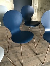 chaises contemporaines bleues et grises piétement doré 