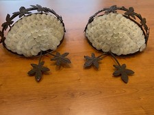 Paire d'appliques en verre blanc et fer forgé décor de vigne et grappe de raisin