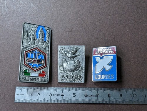 Lot insignes religieux de - 3,