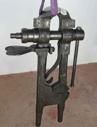 Ancien gros étau poids 100 - , kg