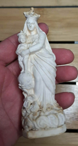 Ancienne vierge reine - ancienne, à