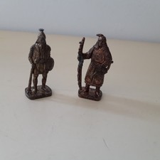 Lot 2  figurines Kinder métal Mongolo et Uncas