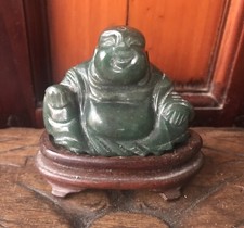 ANCIENNE BELLE STATUETTE BOUDHA EN JADE NUMÉROTÉE 4 H 5,5 cm SOCLE BOIS H 7,5 cm