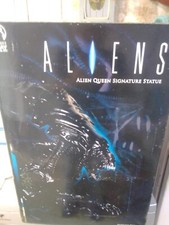 Alien queen signature statue