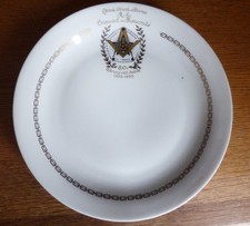 Autre assiette maçonnique en porcelaine de Limoges, inscription et symboles.