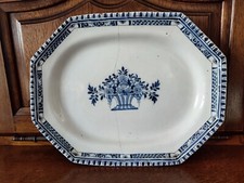 Plat octogonal Rouen ou Lille XVIII ème -  Corbeille de fleurs - Agrafe