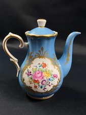 Cafetière porcelaine de Limoges décor floral polychrome et or style Sèvres XVIII